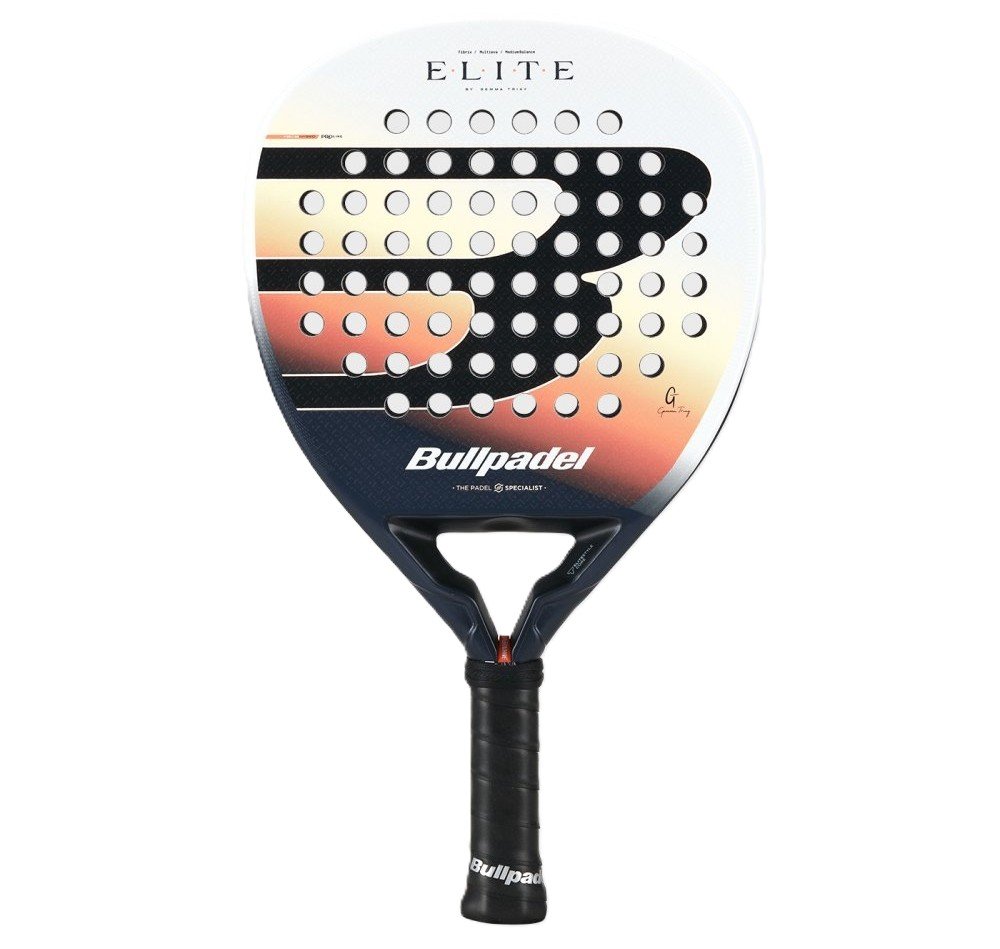 Pala de pádel Bullpadel Elite W 2026, la raqueta oficial de Gemma Triay, con formato híbrido en lágrima y acabado premium en carbono, fotografiada con iluminación de alto contraste sobre fondo blanco de estudio.